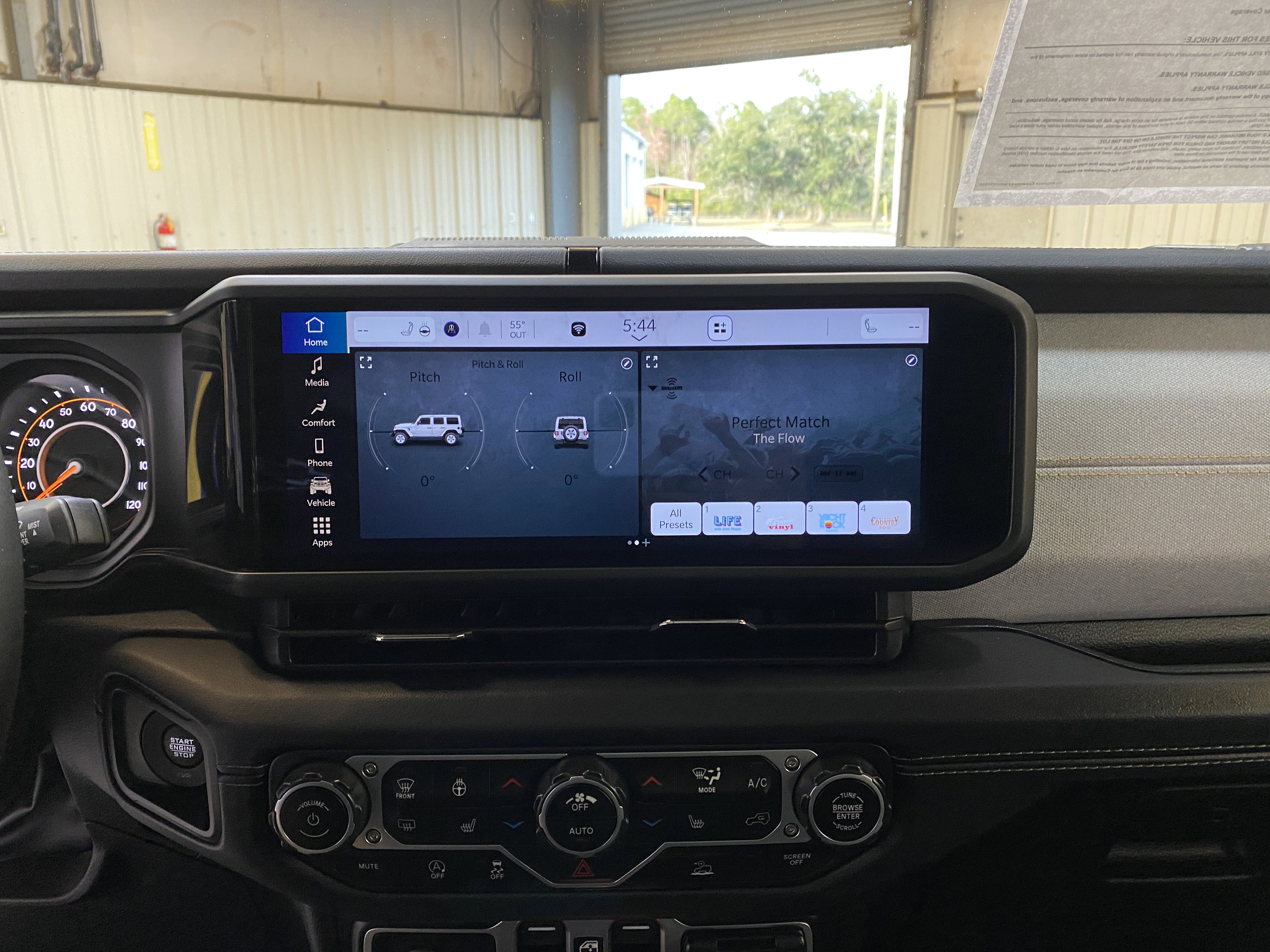 Used 2025 Jeep Wrangler Sahara image 38