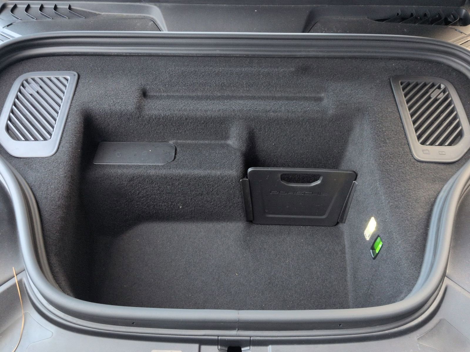 Certified 2025 Porsche Macan Electric image 28