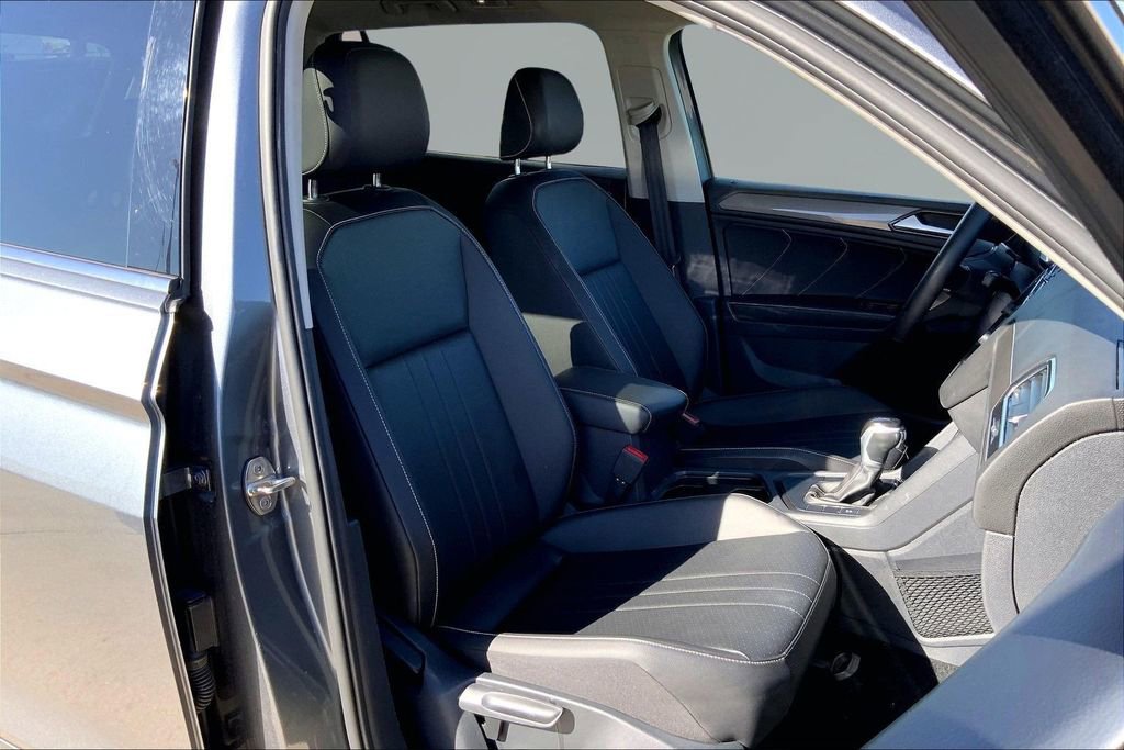 Used 2022 Volkswagen Tiguan SE w/ Panoramic Sunroof Package image 7