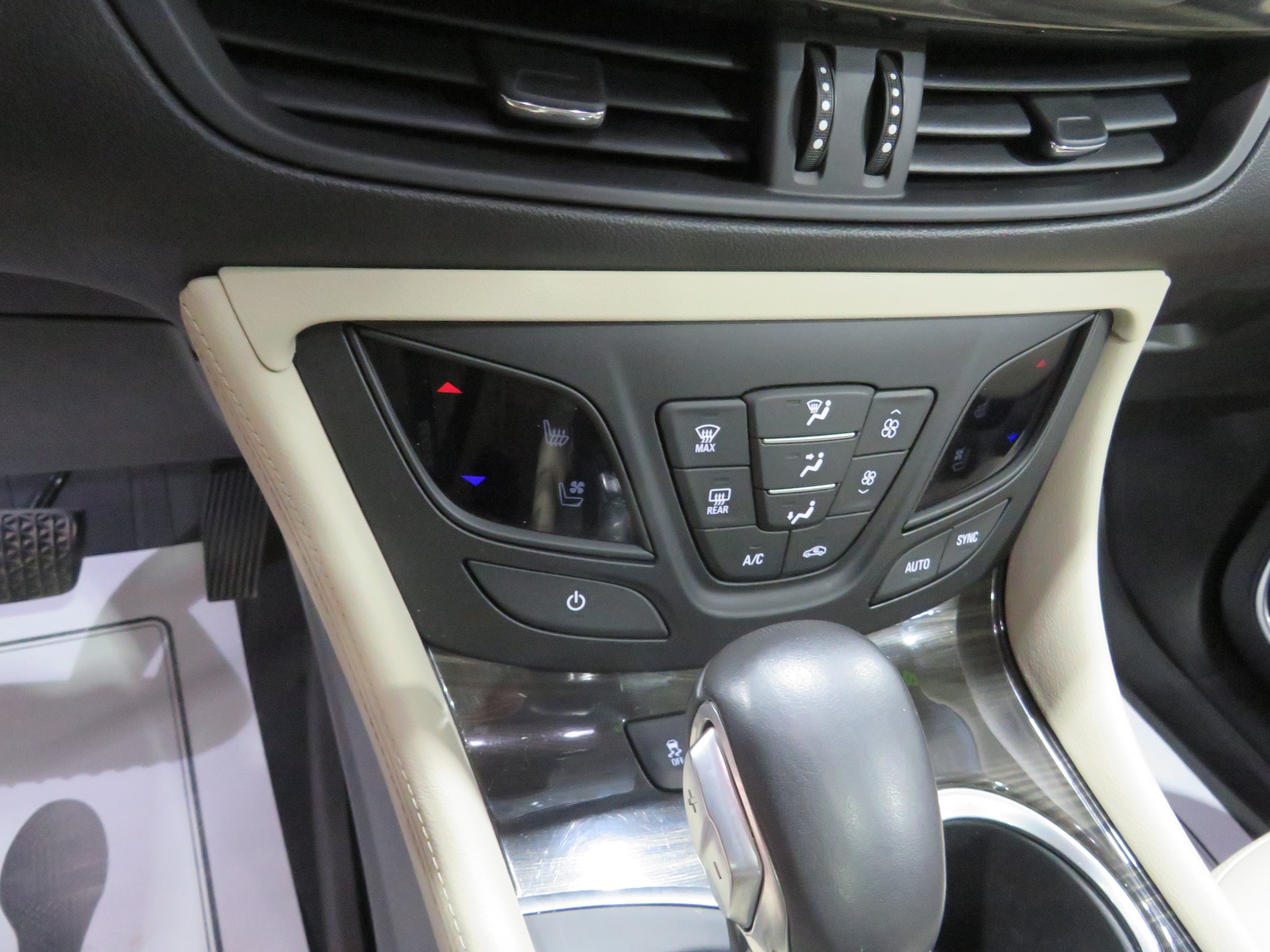 Used 2020 Buick Envision Premium w/ Driver Confidence Package AWD/4WD image 15