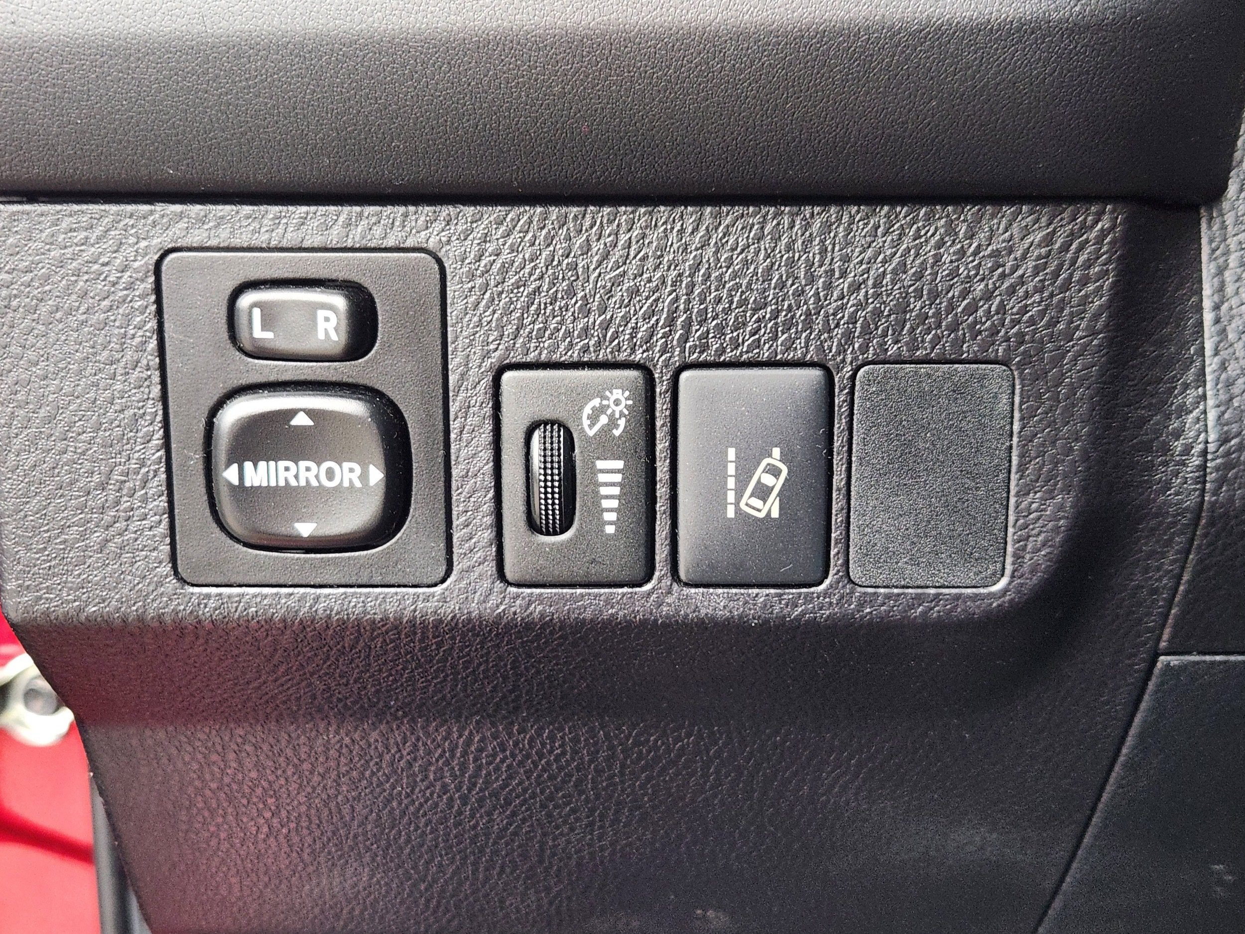 Used 2018 Toyota RAV4 LE w/ All Weather Liner Package AWD/4WD image 23