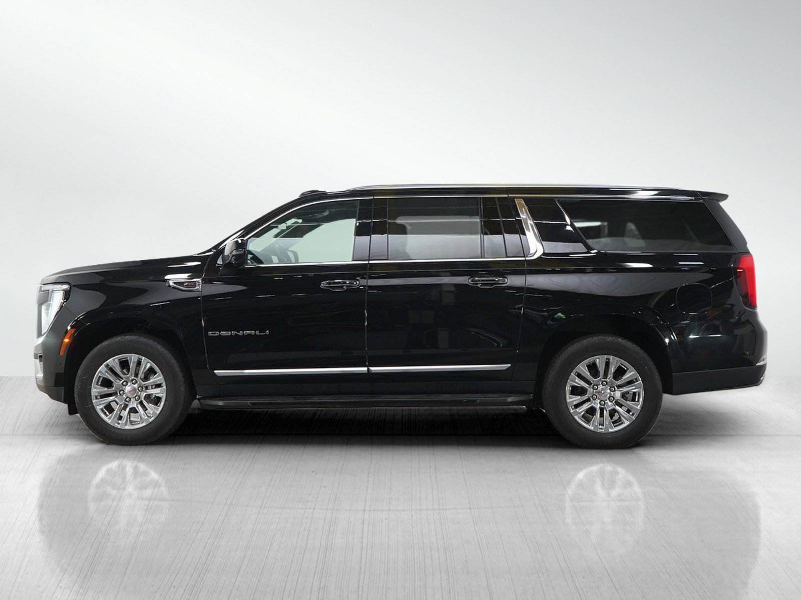 Used 2025 GMC Yukon XL Denali AWD/4WD image 2
