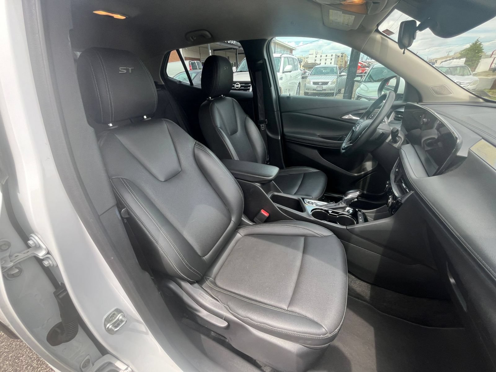 Used 2024 Buick Encore GX Sport Touring FWD image 34
