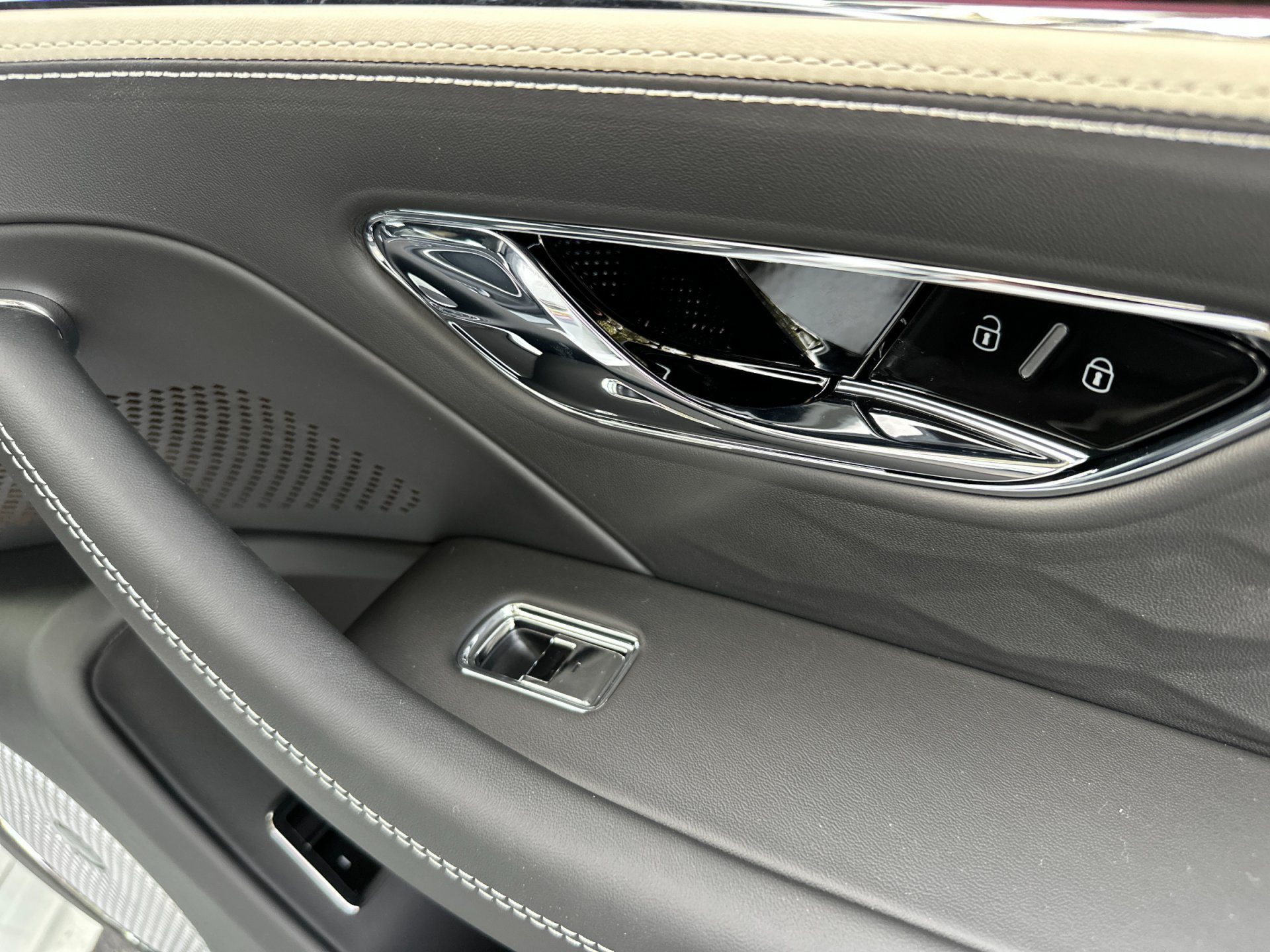 Used 2025 Bentley Flying Spur Plug-In Hybrid AWD/4WD image 17