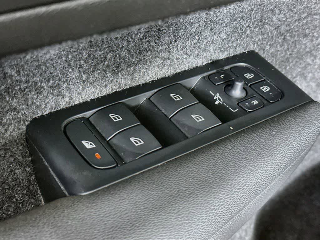 Used 2023 Volvo XC40 B5 Plus AWD/4WD image 28
