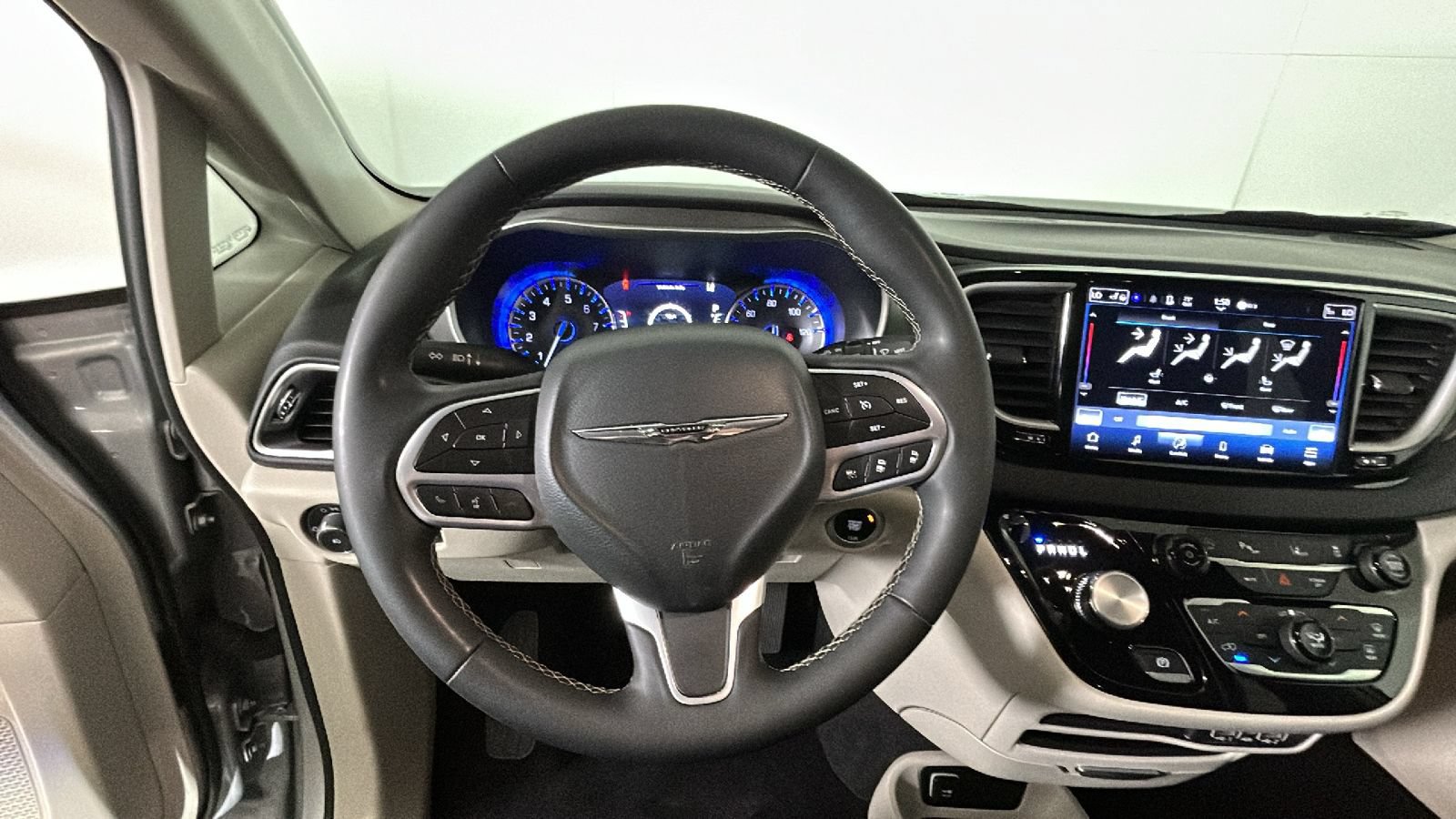 Used 2024 Chrysler Pacifica Touring-L FWD image 16