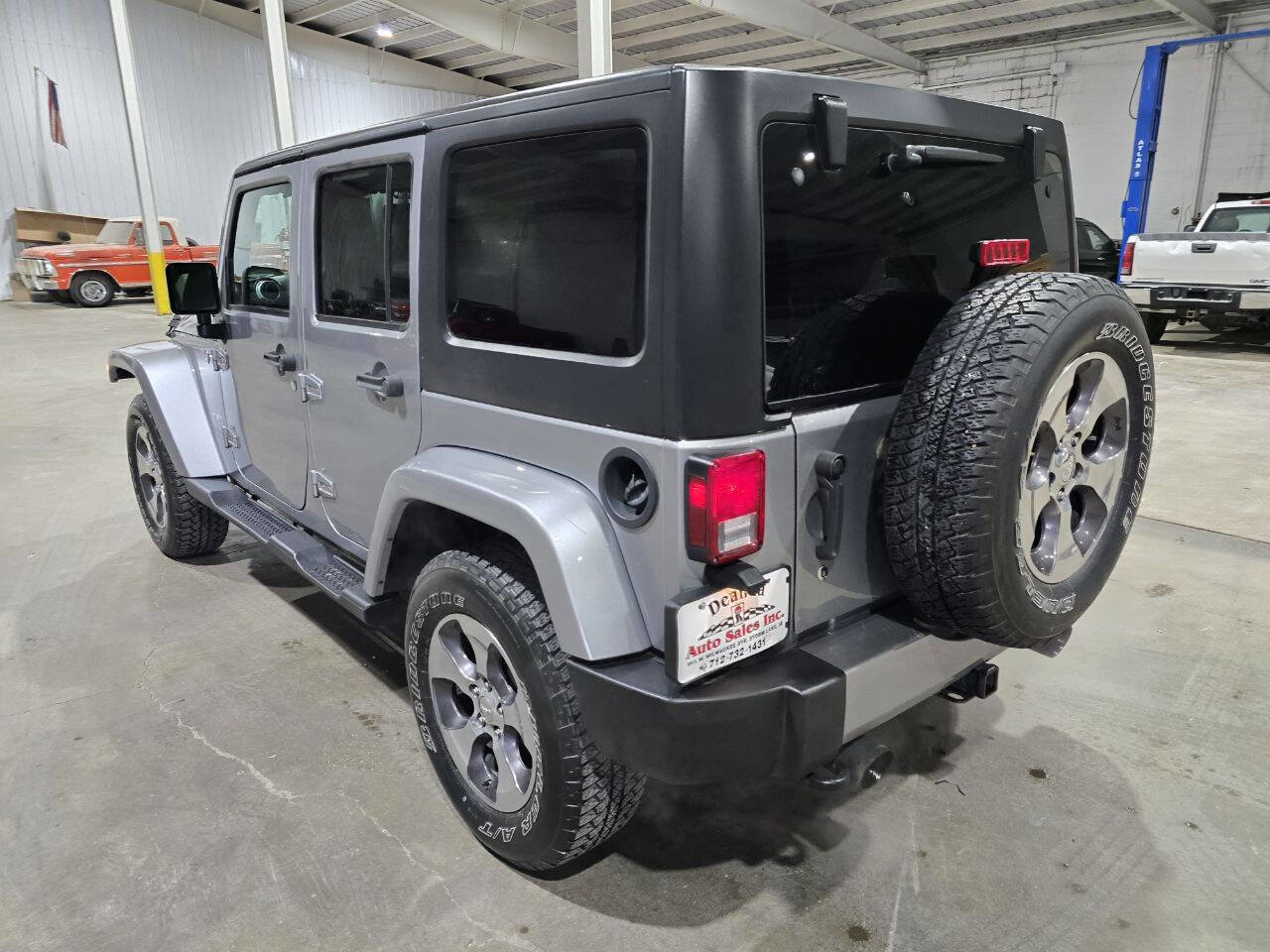 Used 2017 Jeep Wrangler Unlimited Sahara w/ Connectivity Group image 9