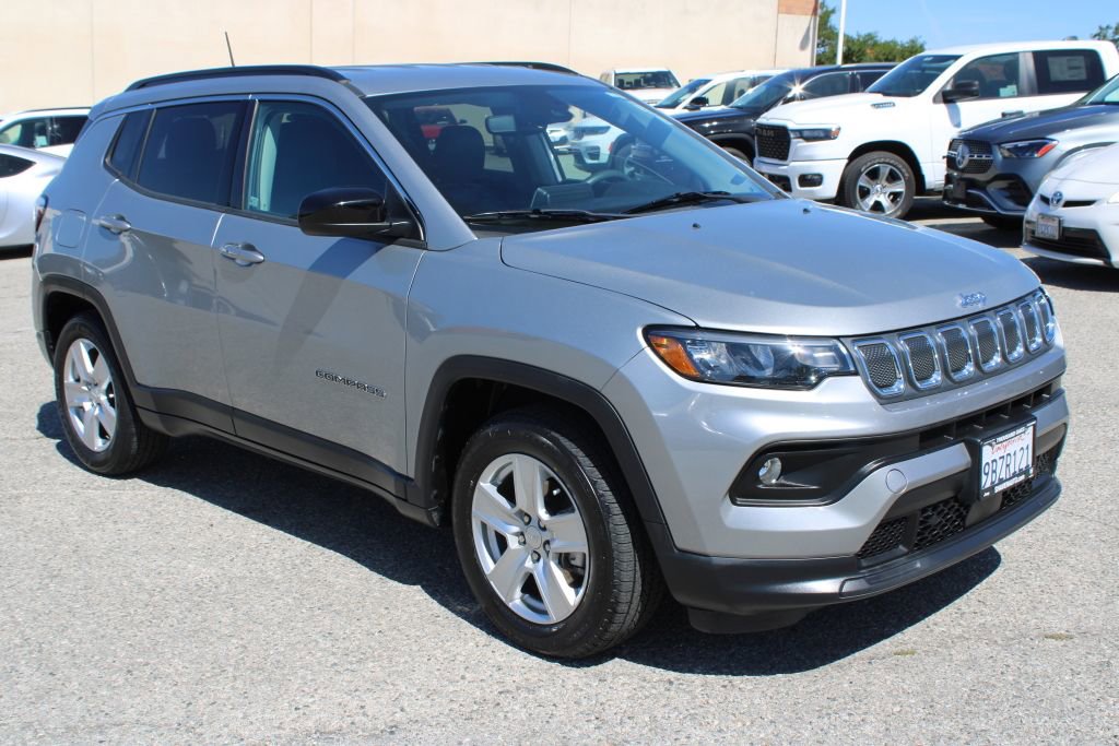 Used 2022 Jeep Compass Latitude image 3