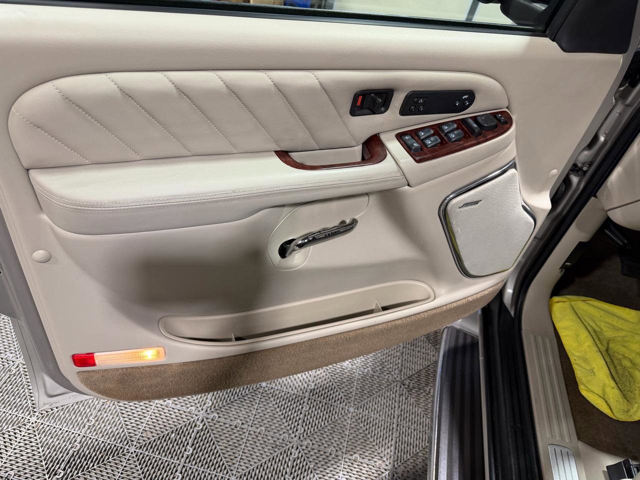 Used 2004 Cadillac Escalade ESV Platinum image 25