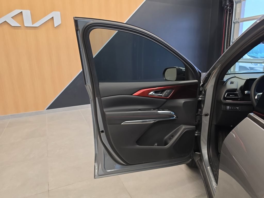 Used 2024 Chevrolet Traverse Z71 AWD/4WD image 14