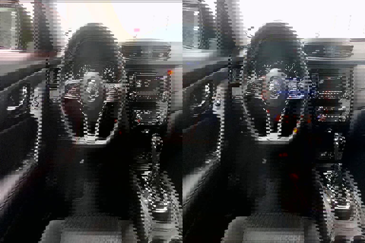 Used 2018 Nissan Rogue SV w/ Premium Package image 13