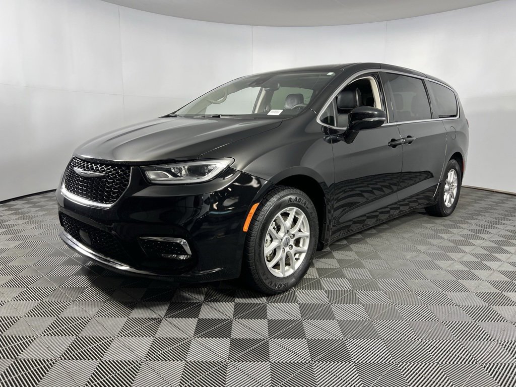 Used 2024 Chrysler Pacifica Touring-L image 3