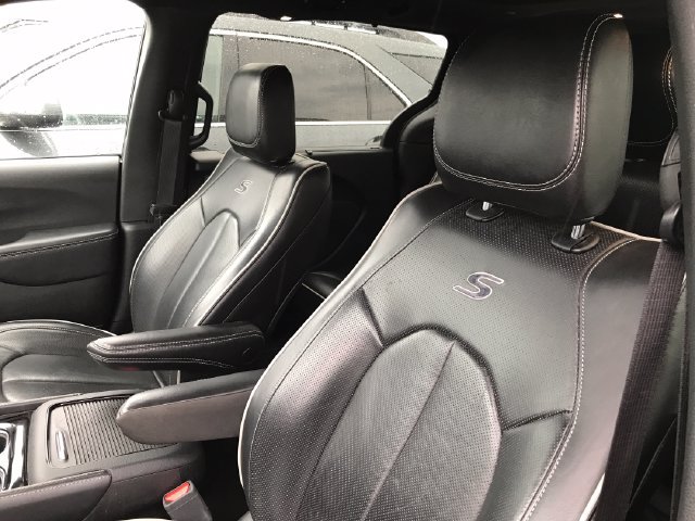 Used 2025 Chrysler Pacifica Limited FWD image 3