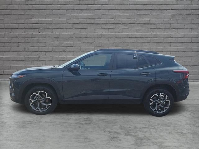 Used 2025 Chevrolet Trax LT FWD image 2
