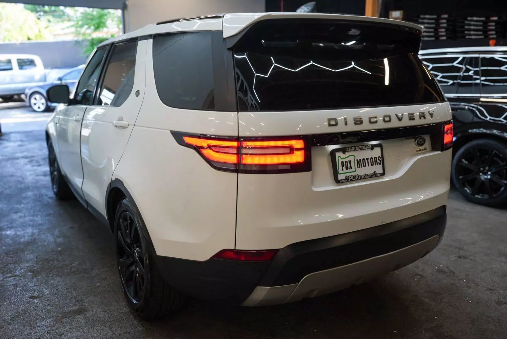 Used 2017 Land Rover Discovery HSE image 3