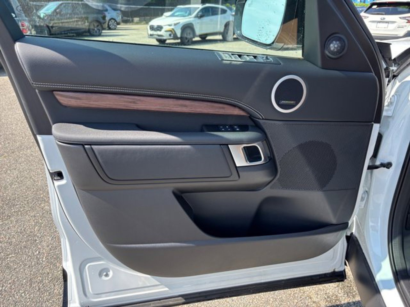 New 2025 Land Rover Discovery Dynamic SE image 21