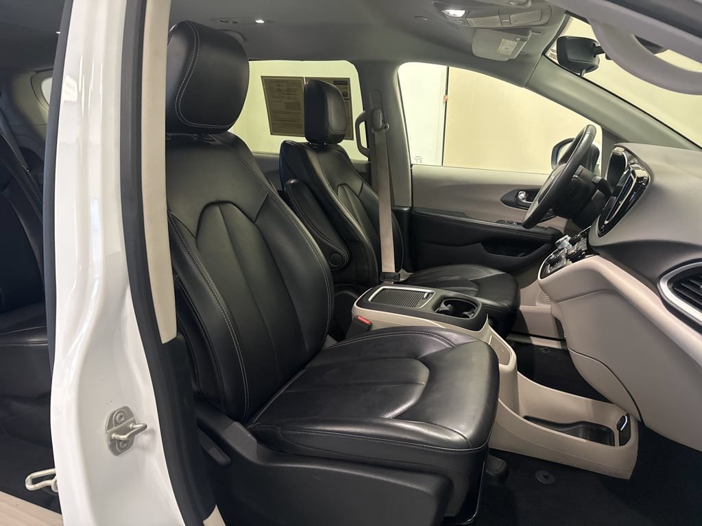 Used 2023 Chrysler Pacifica Touring-L FWD image 34