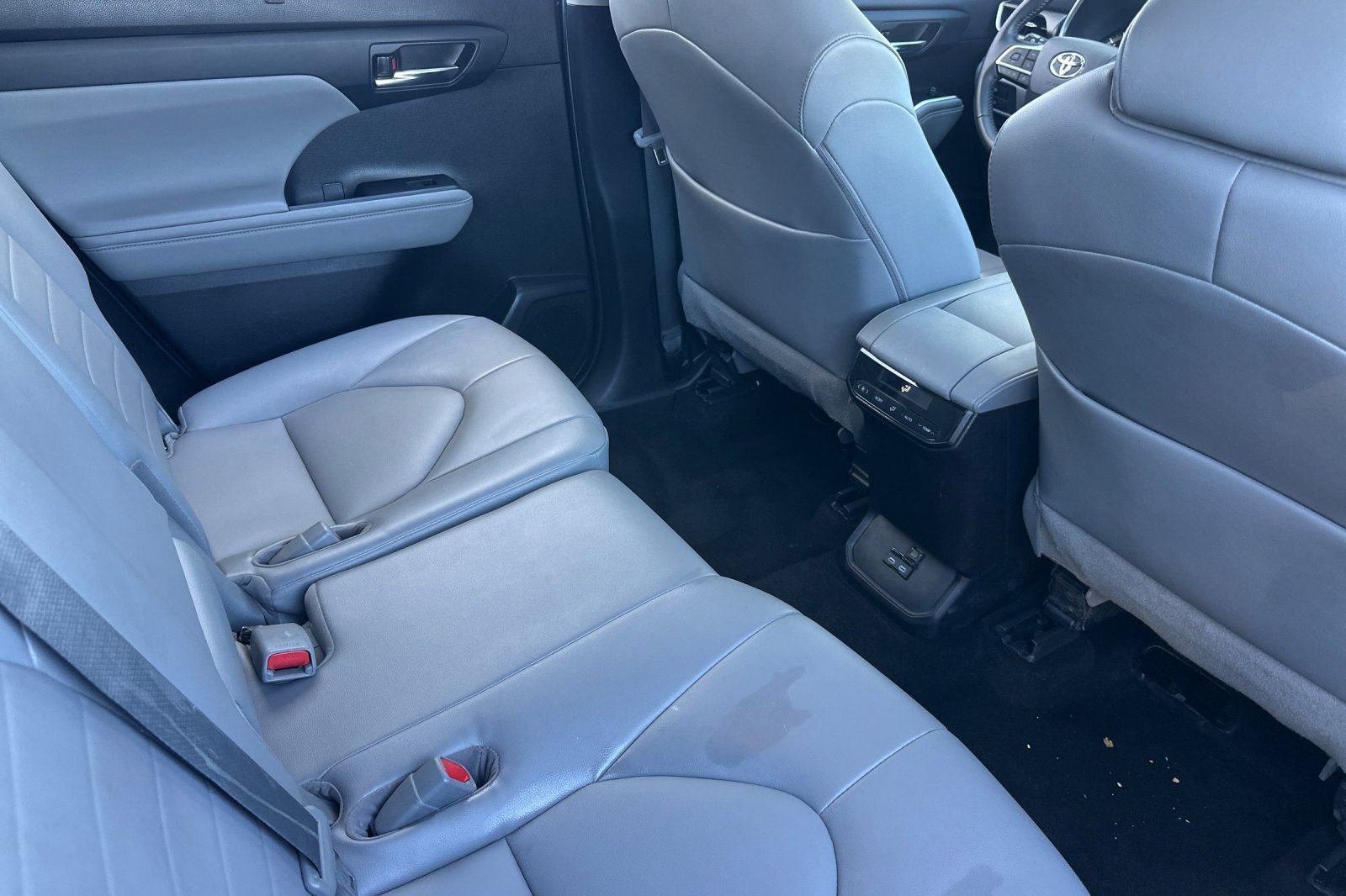 Used 2022 Toyota Highlander XLE AWD/4WD image 33