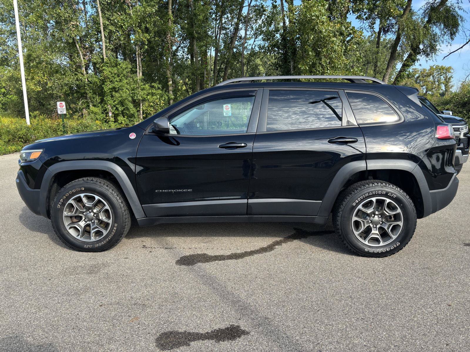 Used 2020 Jeep Cherokee Trailhawk w/ Cold Weather Group AWD/4WD image 2