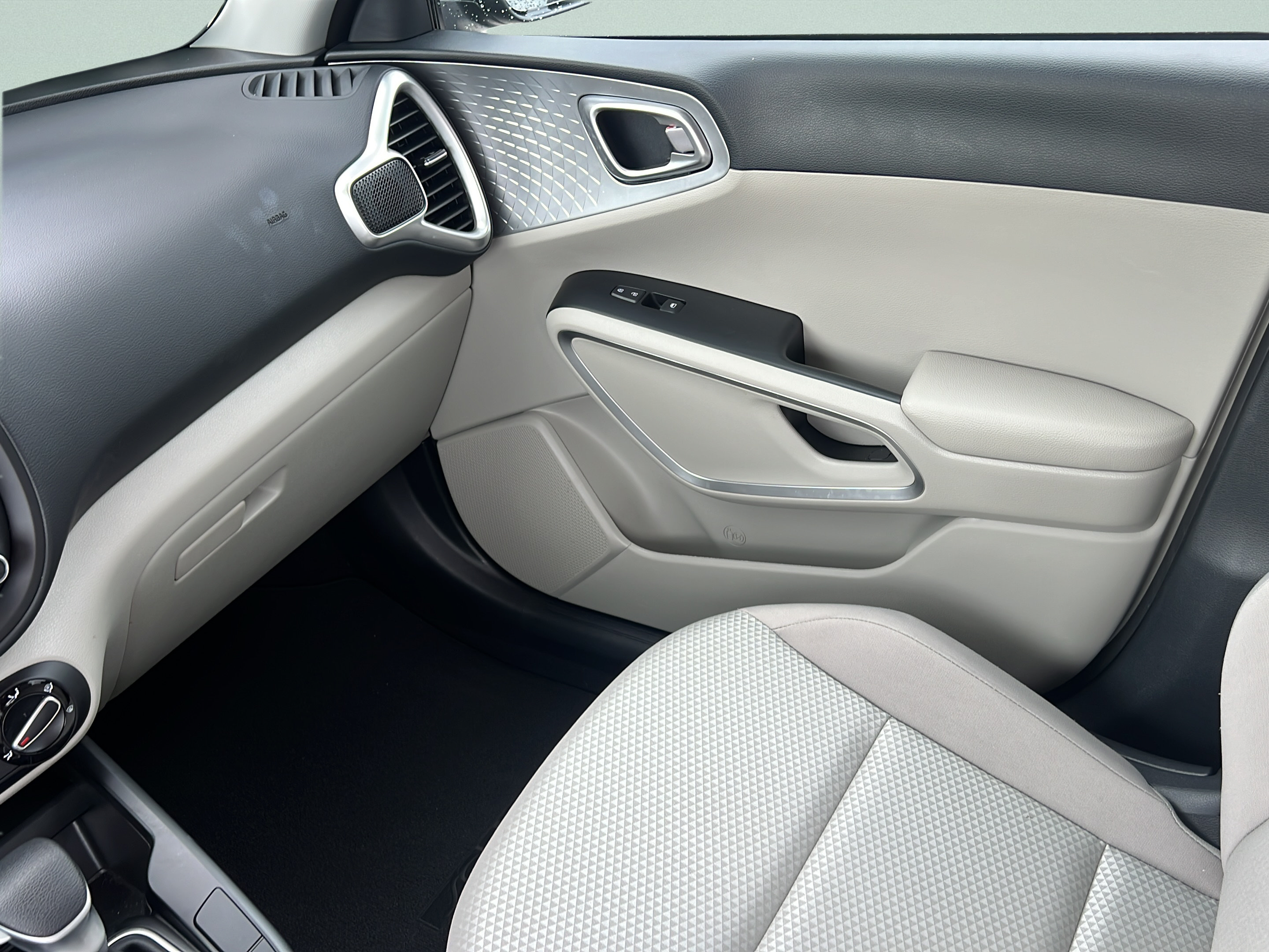 Certified 2025 Kia Soul LX w/ LX Technology Package FWD image 13
