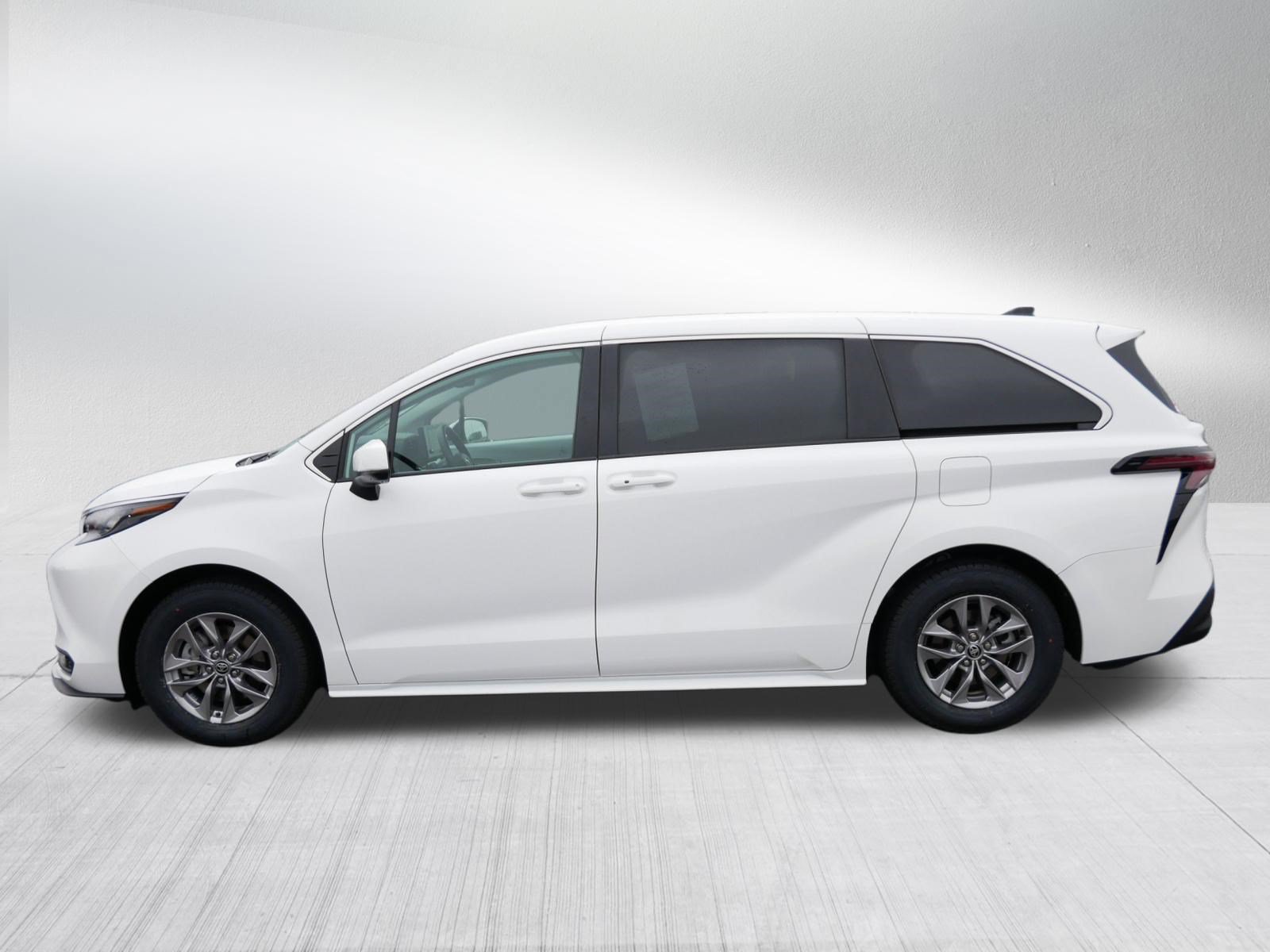 Certified 2026 Toyota Sienna LE FWD image 4