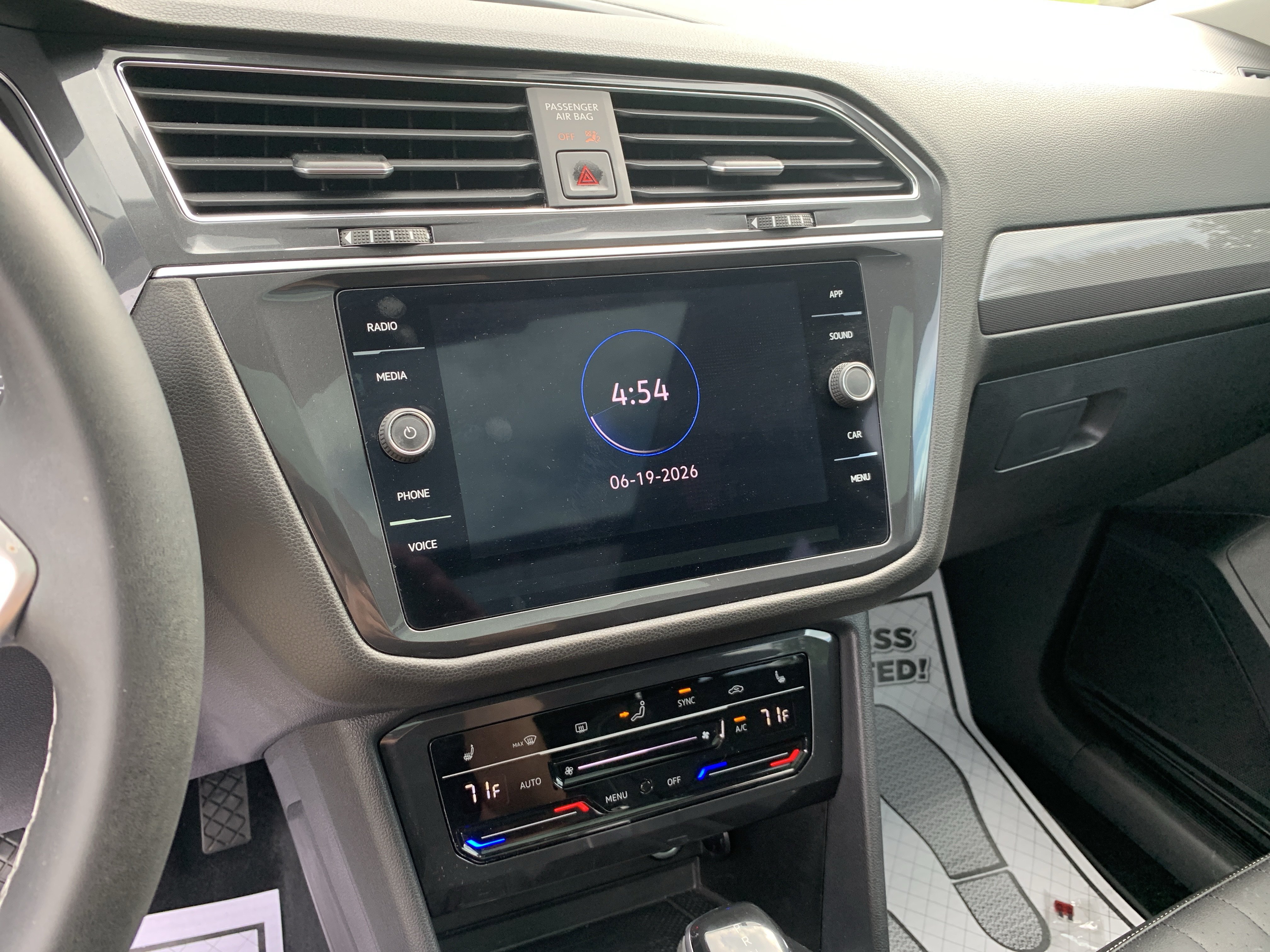 Used 2023 Volkswagen Tiguan SE w/ Panoramic Sunroof Package FWD image 18