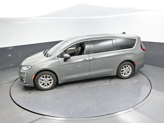 Used 2023 Chrysler Pacifica Touring-L FWD image 41