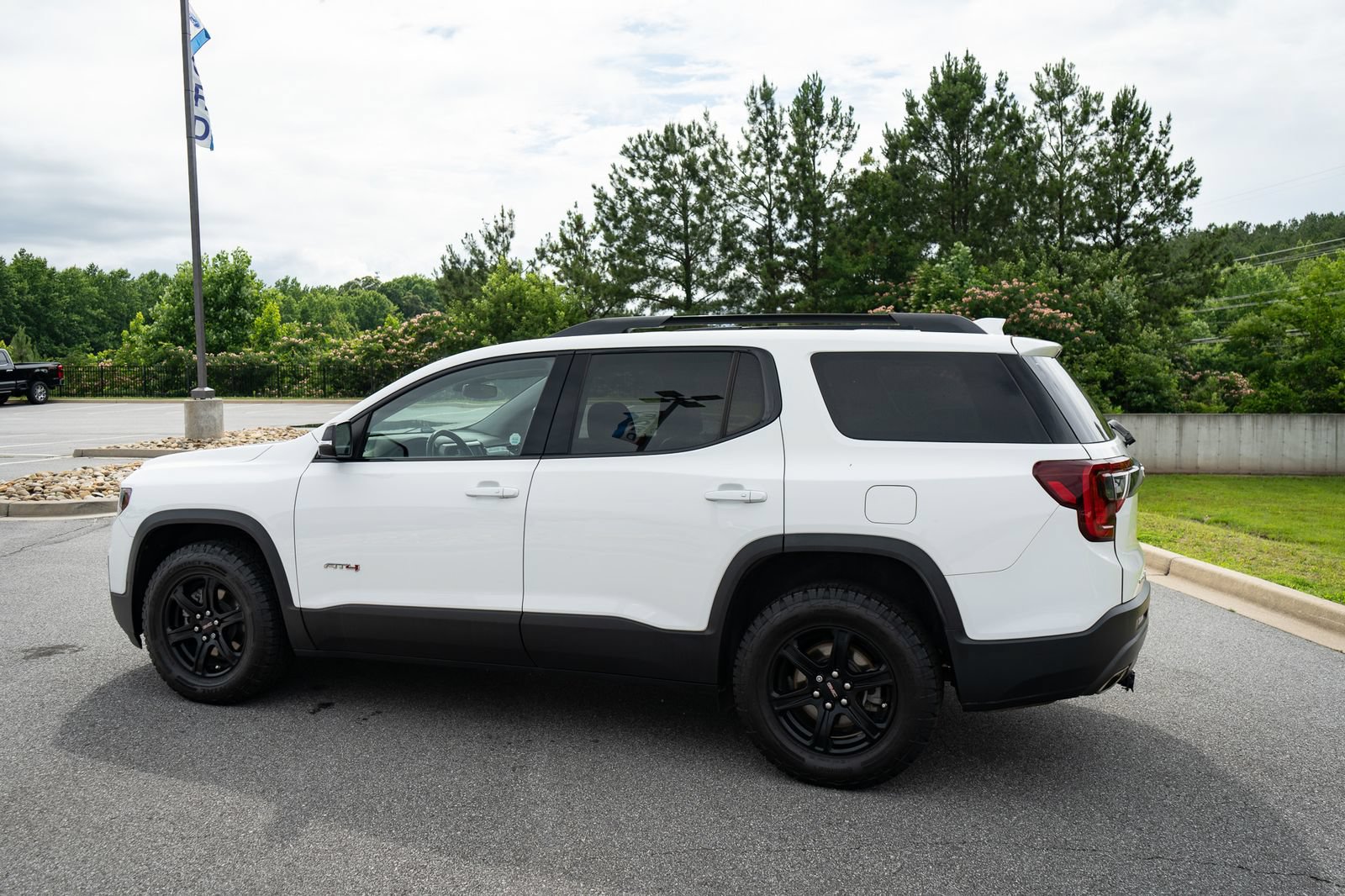 Used 2022 GMC Acadia AT4 w/ Preferred Package AWD/4WD image 7
