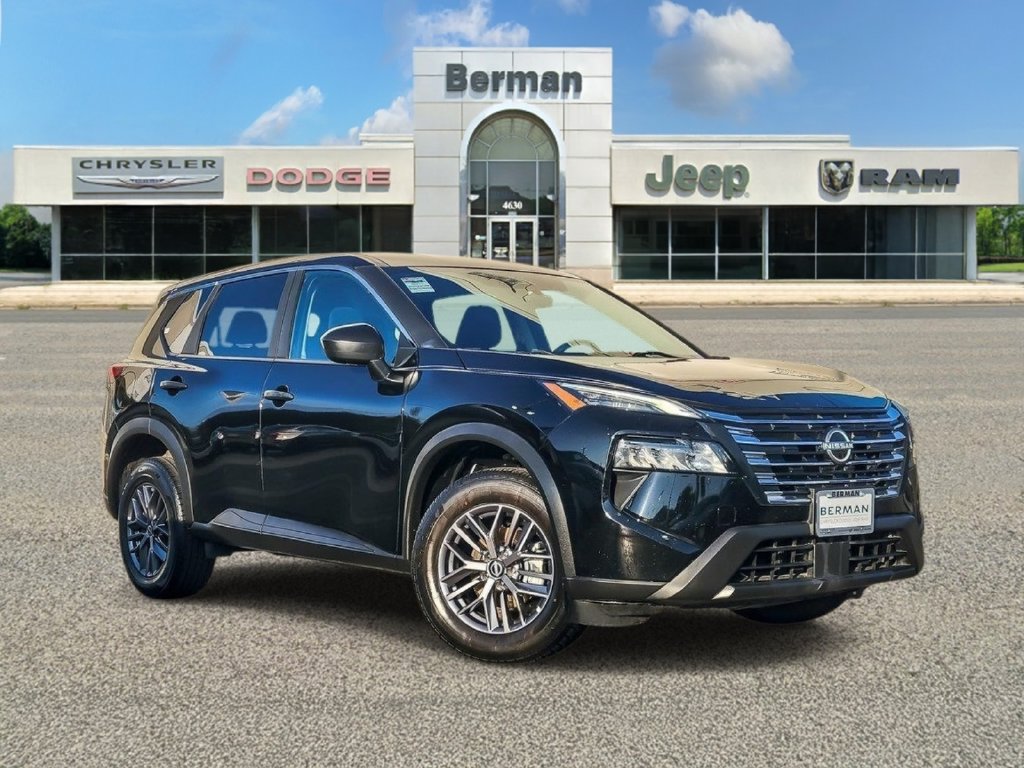 Used 2024 Nissan Rogue S AWD/4WD image 2