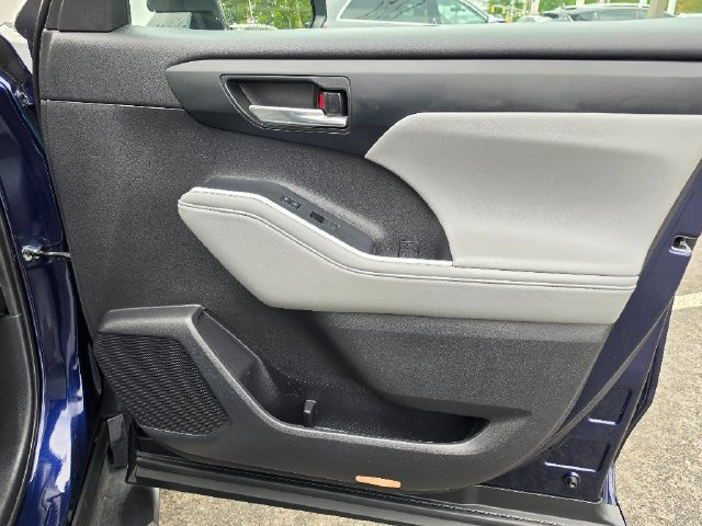 Used 2022 Toyota Highlander XLE AWD/4WD image 10