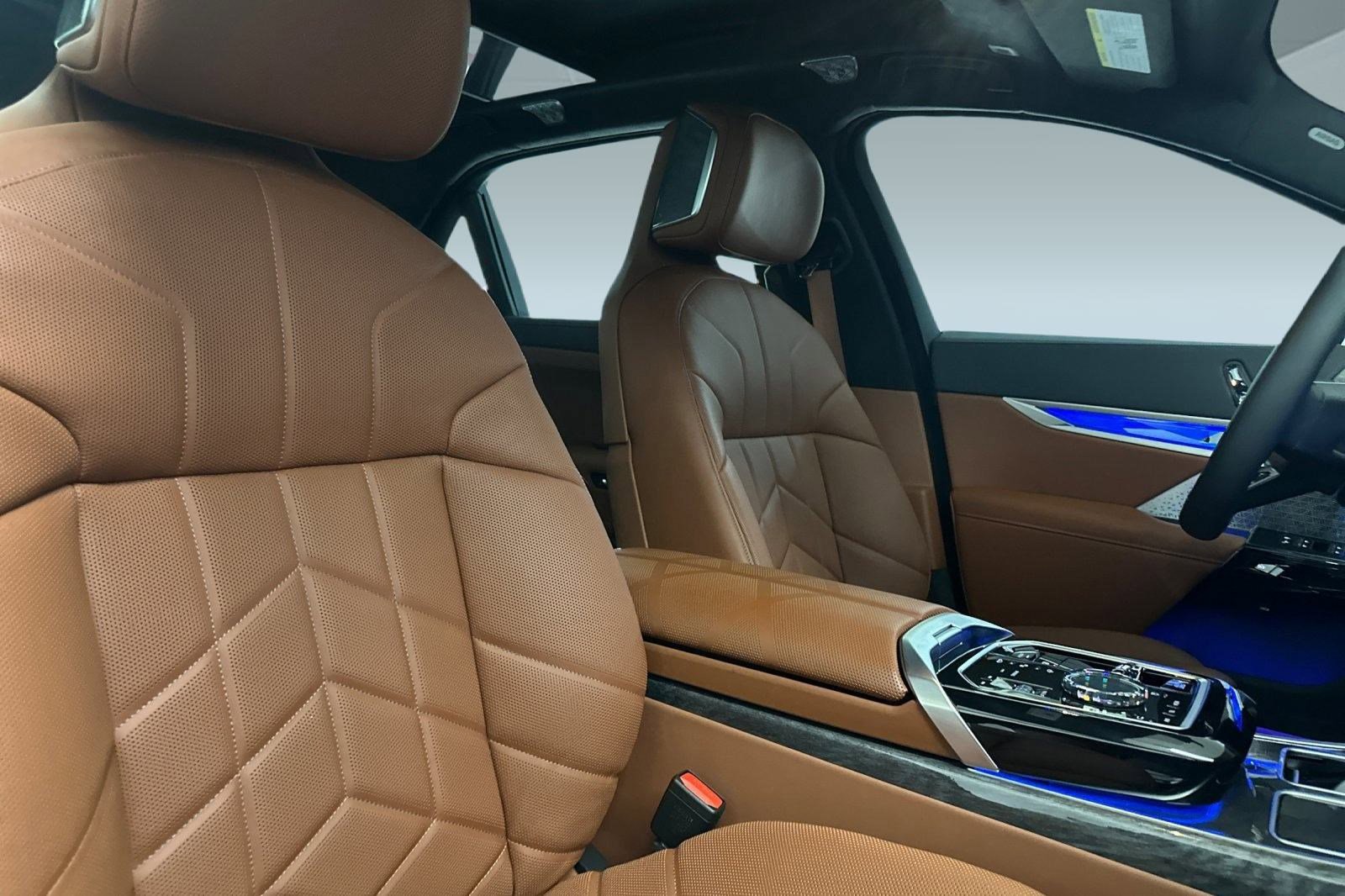 Used 2025 BMW i7 xDrive60 image 32