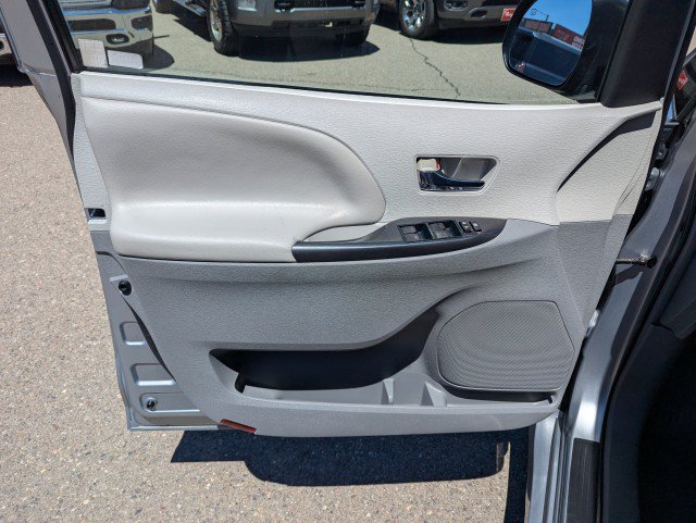 Used 2014 Toyota Sienna SE FWD image 10