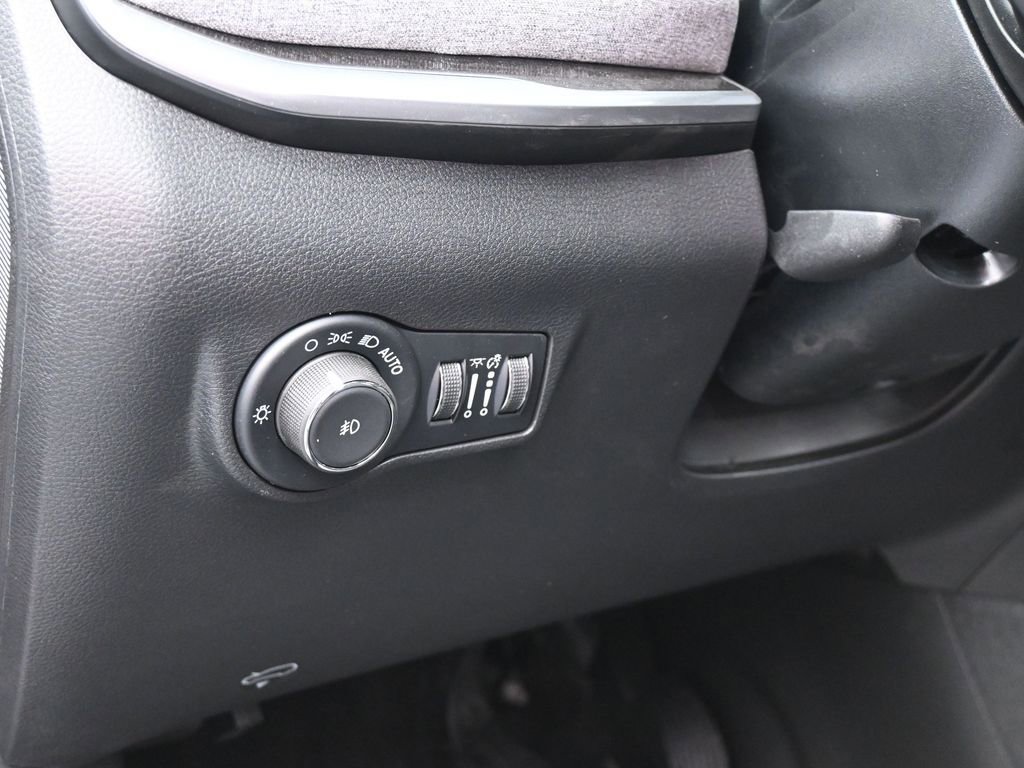 Used 2025 Jeep Compass Latitude image 14