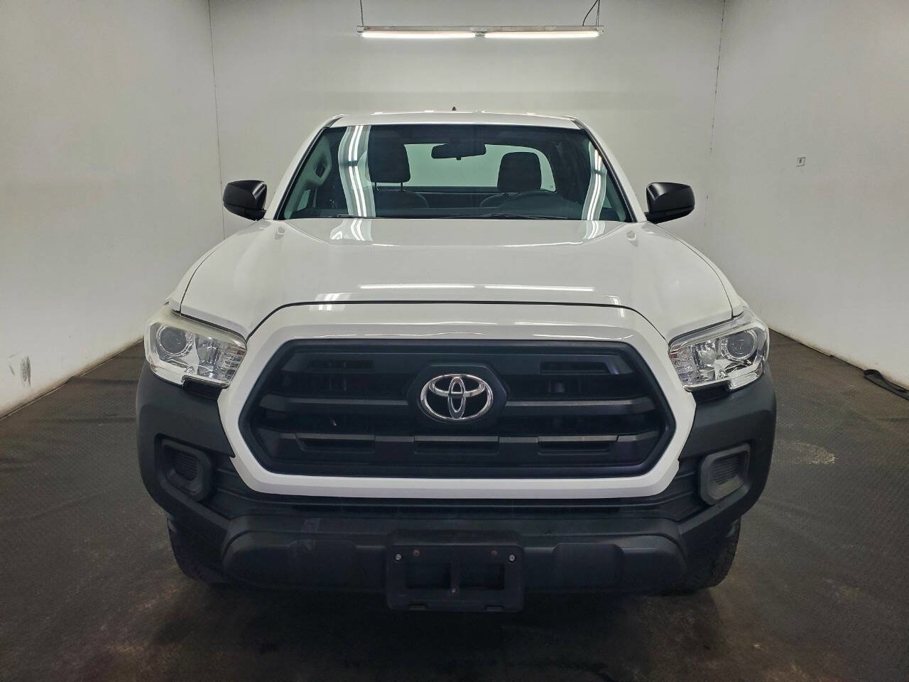 Used 2016 Toyota Tacoma SR5 image 2
