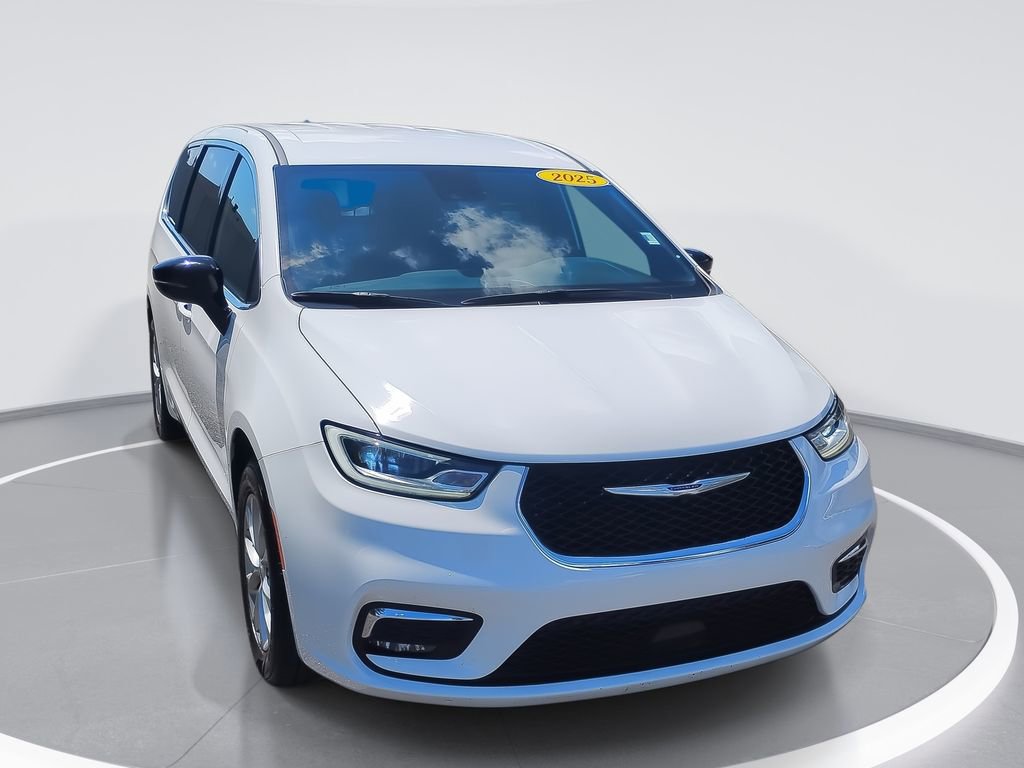 Used 2025 Chrysler Pacifica Select w/ Uconnect Theater Family Group AWD/4WD image 1