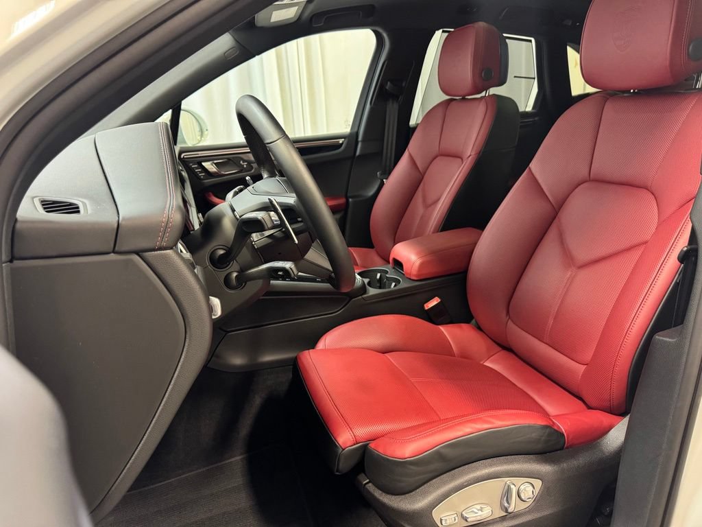 Certified 2025 Porsche Macan w/ Premium Package Plus AWD/4WD image 6