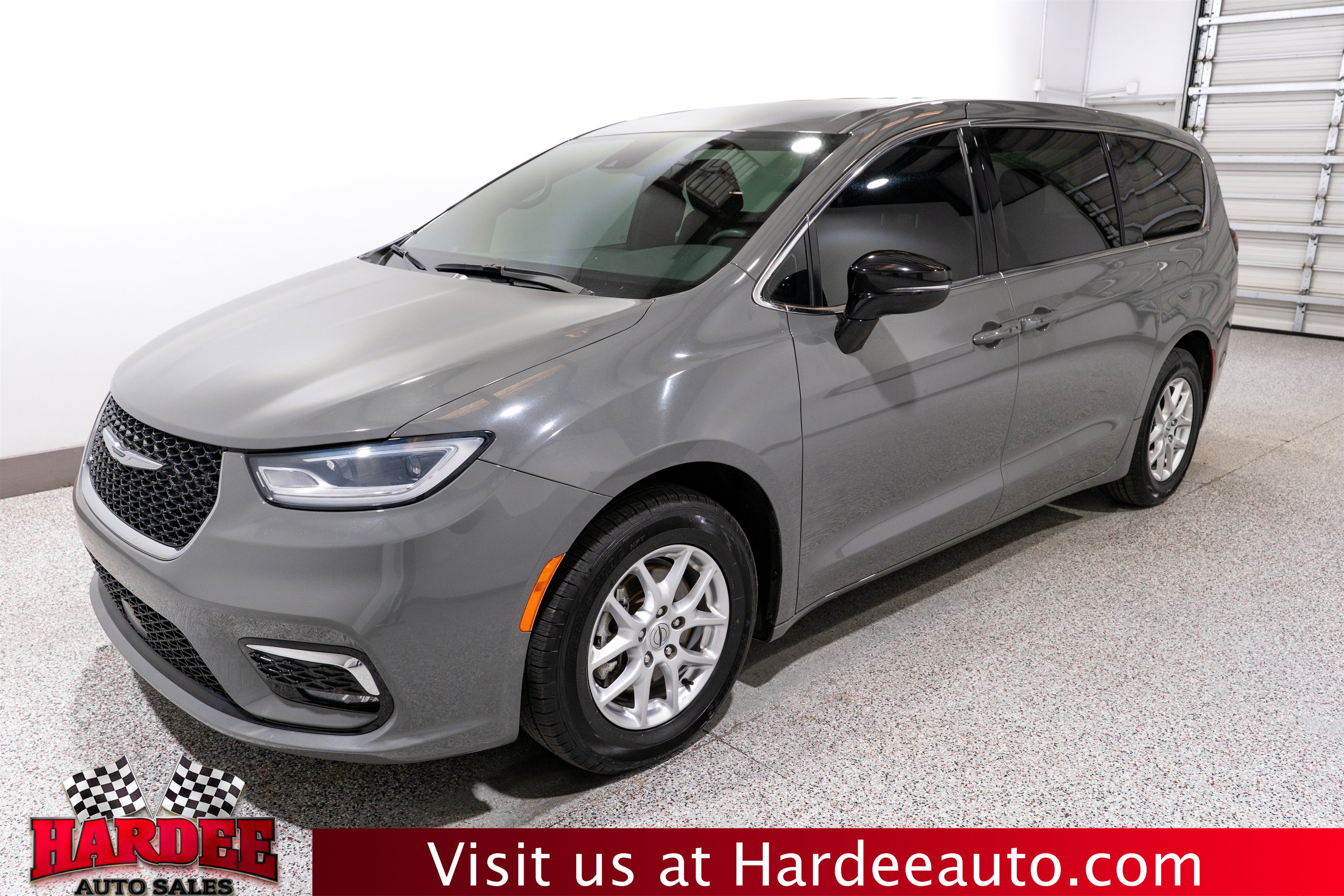 Used 2025 Chrysler Pacifica Select FWD image 2