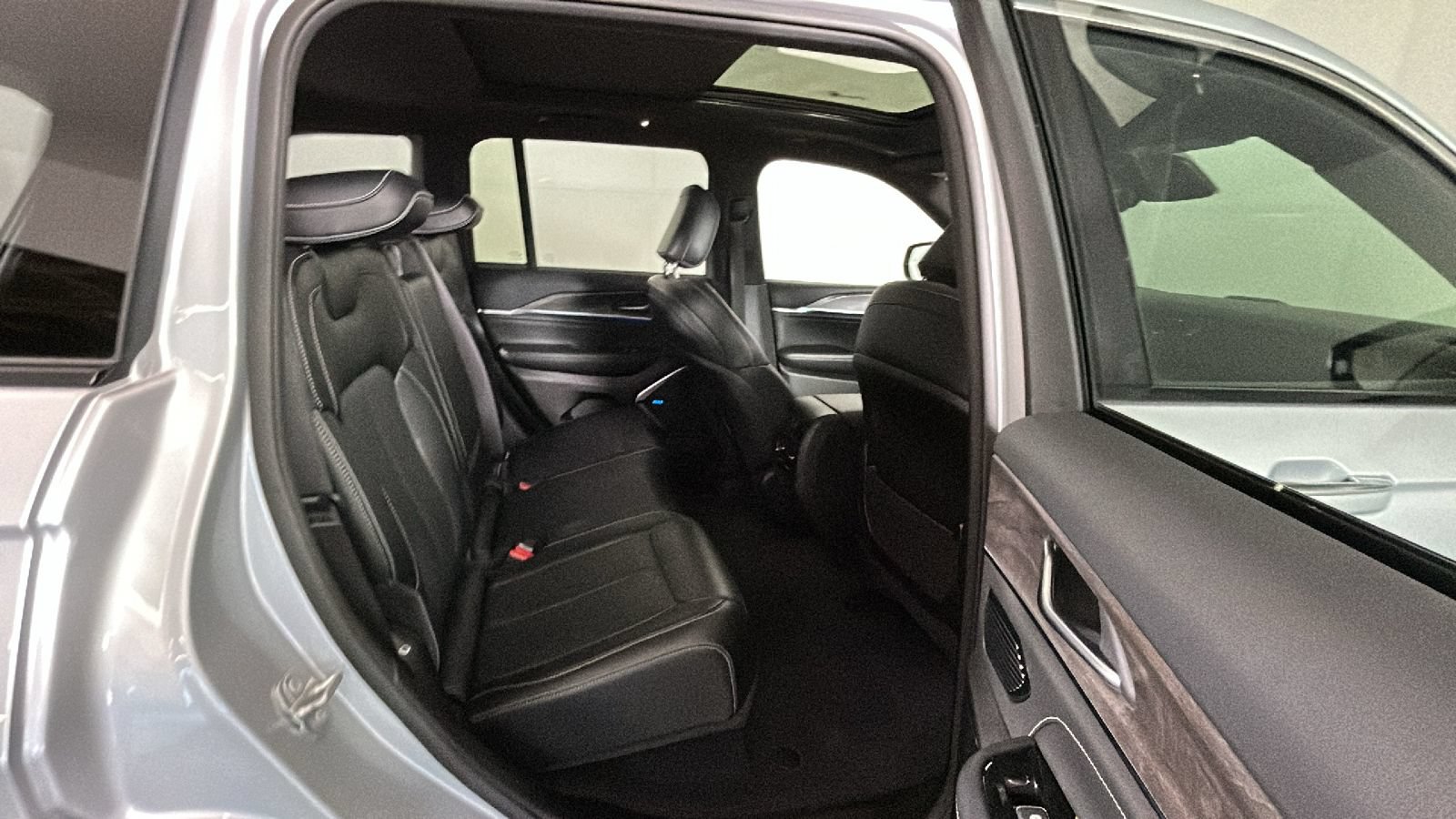 Used 2023 Jeep Grand Cherokee Overland AWD/4WD image 34