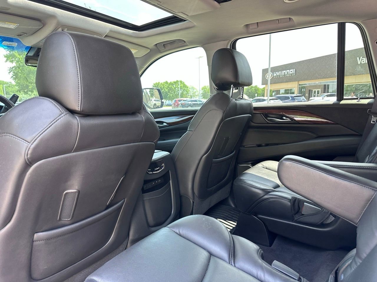 Used 2020 Cadillac Escalade Luxury w/ Escalade Sport Edition image 21