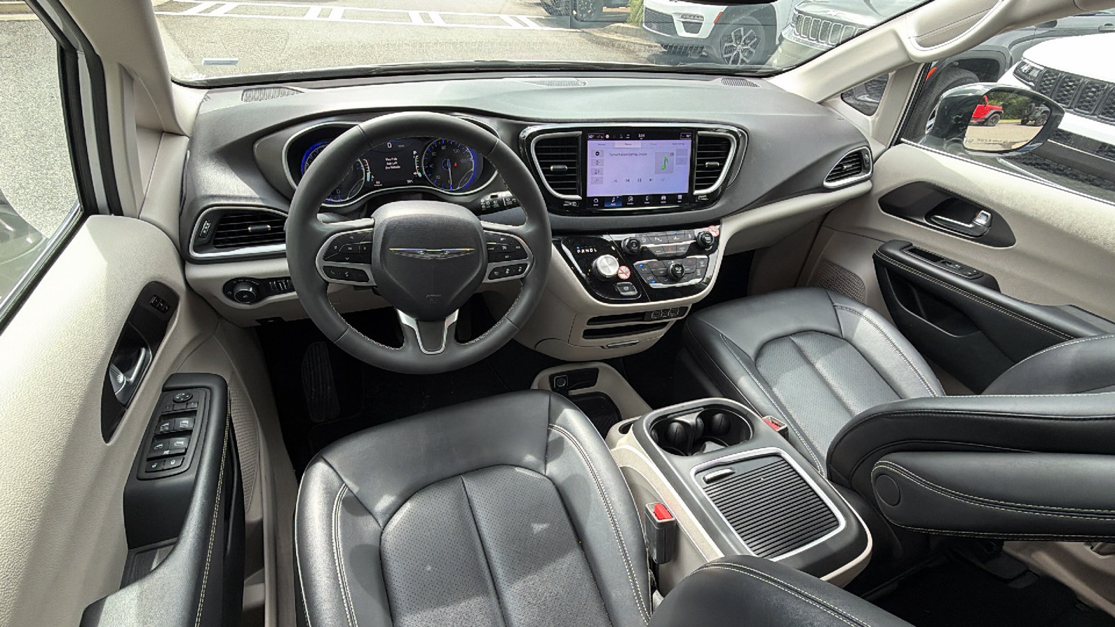 Used 2024 Chrysler Pacifica Touring-L FWD image 24