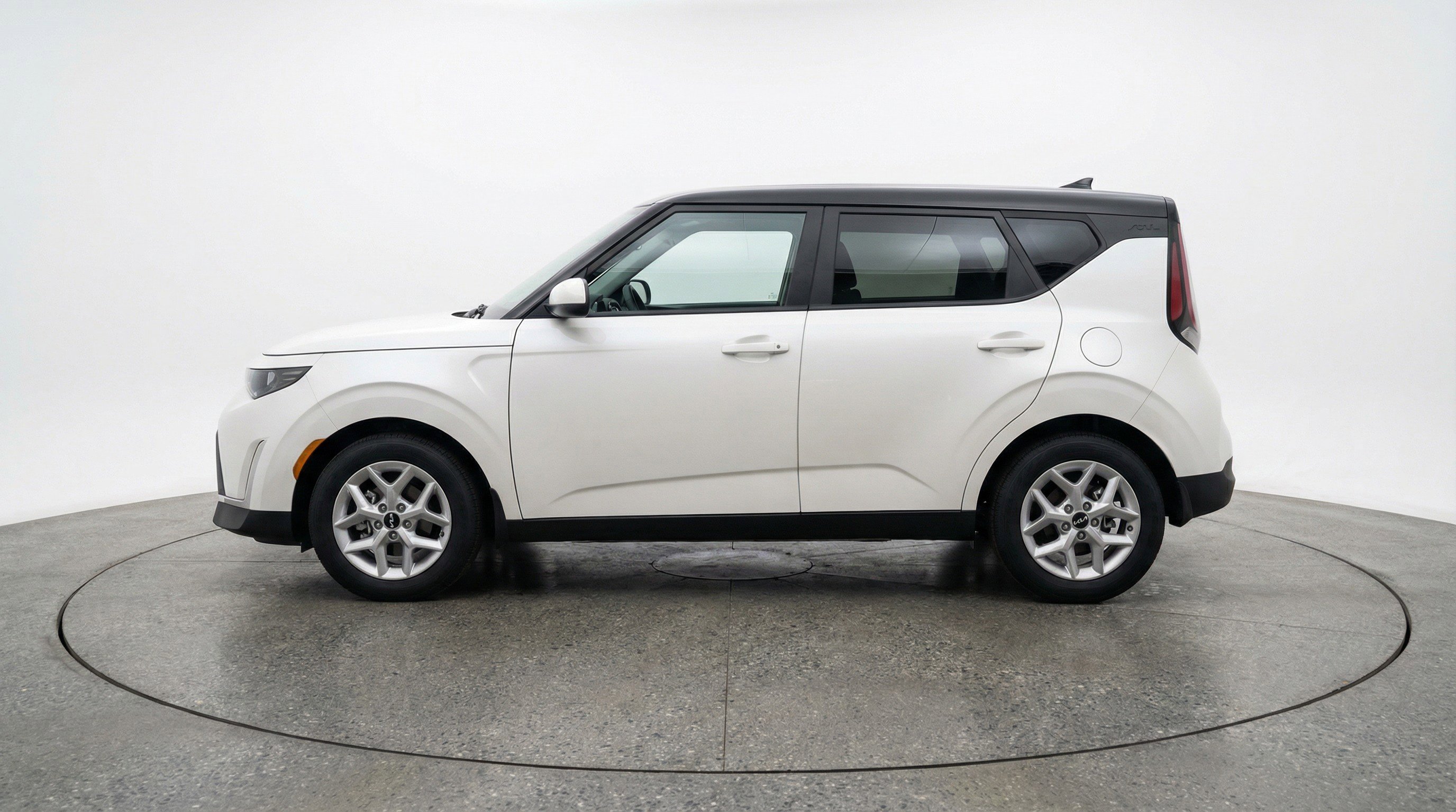 Used 2025 Kia Soul LX w/ LX Technology Package FWD image 5