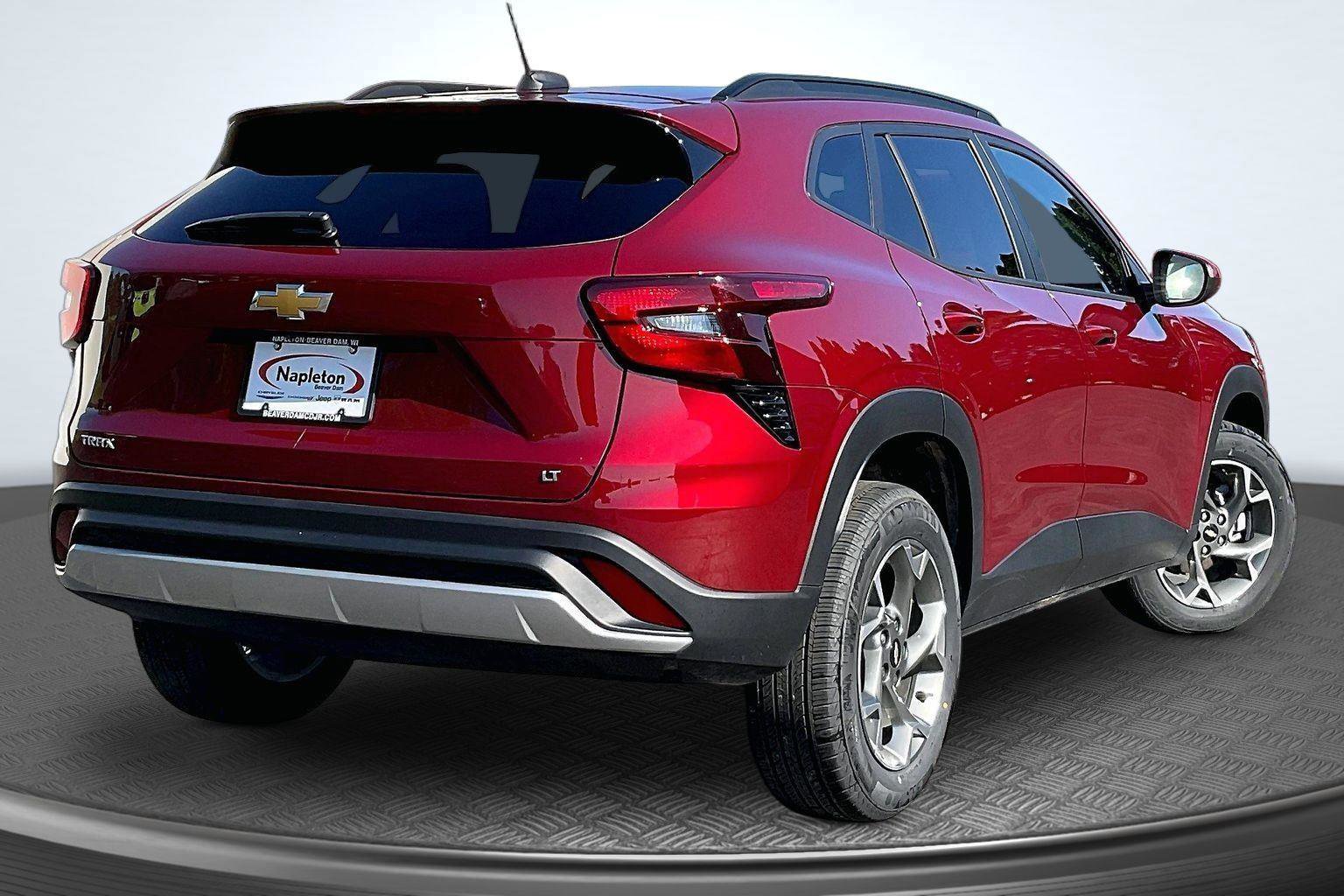 Used 2025 Chevrolet Trax LT FWD image 2