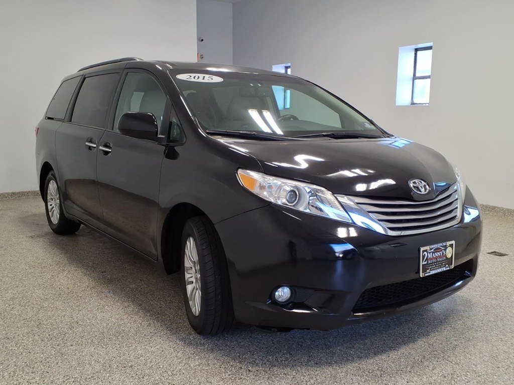Used 2015 Toyota Sienna XLE w/ XLE Navigation Package FWD image 3