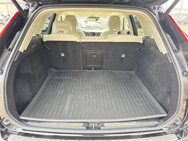 Used 2021 Volvo XC60 T5 Momentum w/ Premium Package image 13