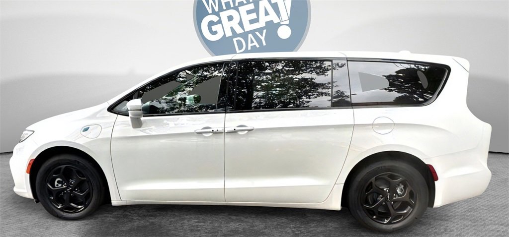 New 2022 Chrysler Pacifica Touring-L w/ S Appearance Package image 3