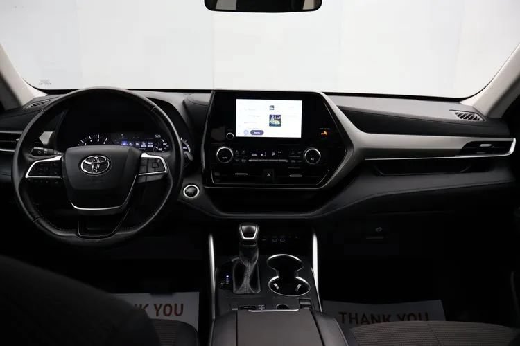 Used 2025 Toyota Highlander LE FWD image 19