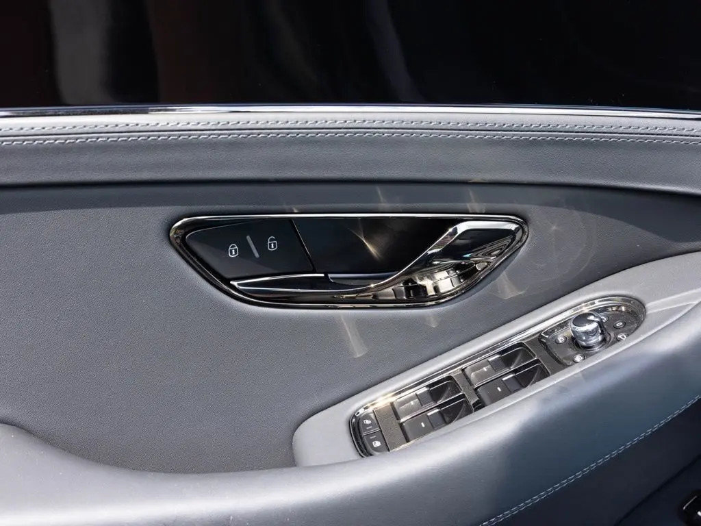 Certified 2025 Bentley Continental GTC AWD/4WD image 23