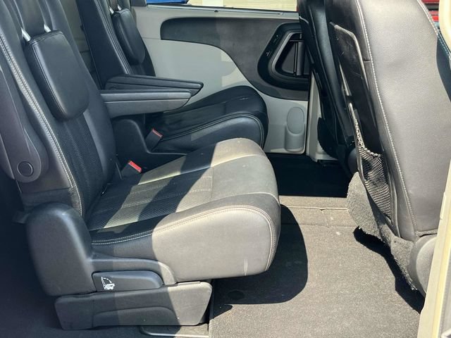 Used 2014 Chrysler Town & Country Touring-L w/ Driver Convenience Group FWD image 23