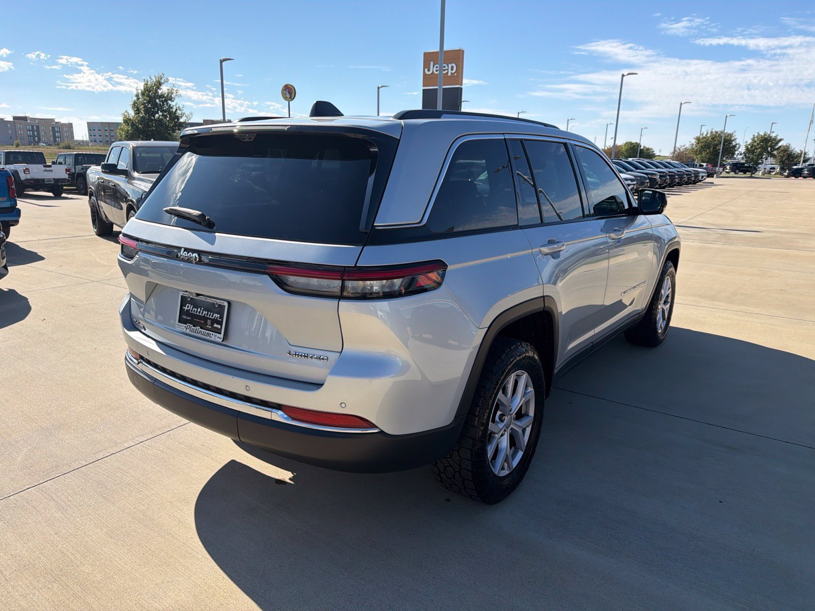 Used 2022 Jeep Grand Cherokee Limited w/ Luxury Tech Group II RWD image 5