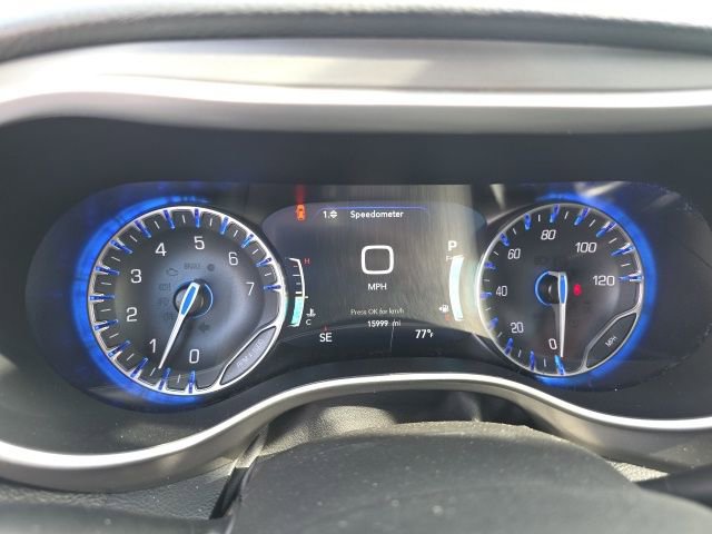 Used 2025 Chrysler Pacifica Select w/ Uconnect Theater Family Group image 9